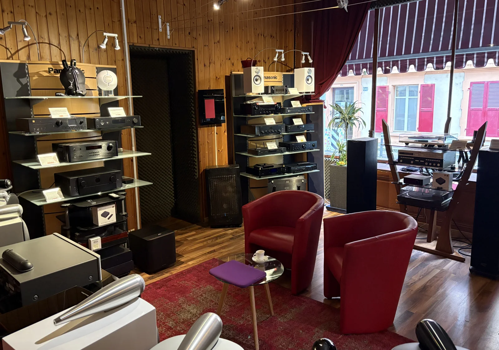 Le magasin Bulgarelli à Lausanne, ses enceintes et son espace d’écoute